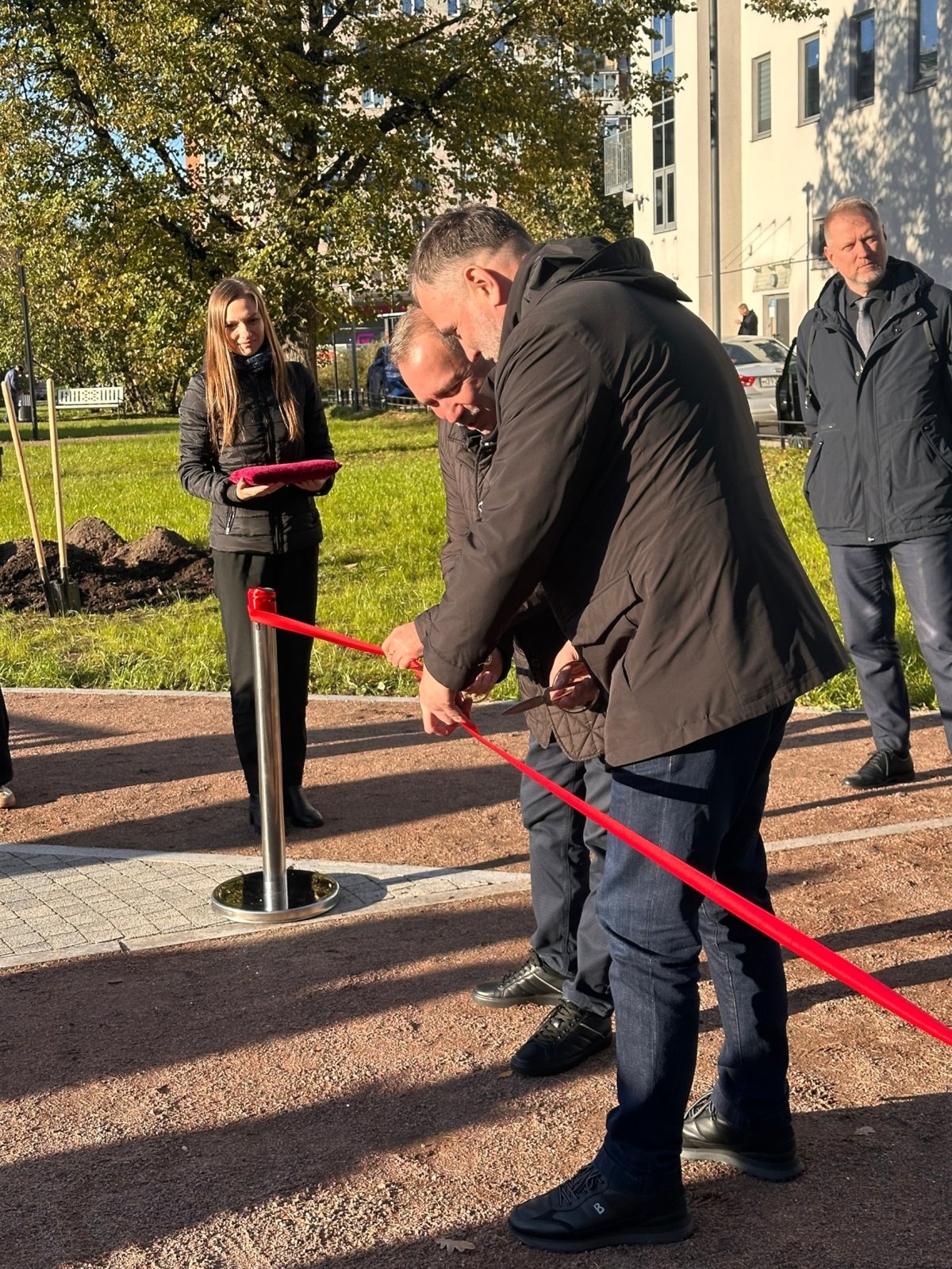 На Среднем проспекте открыли сквер «Ключ времени»